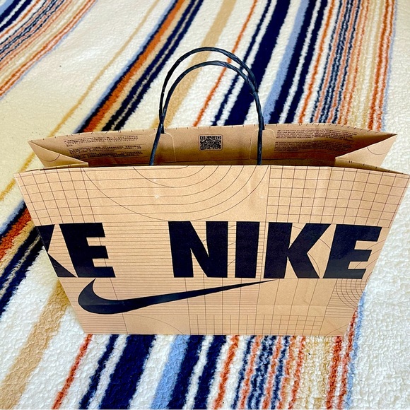 Nike paper gift/ shopping bag. - Picture 1 of 6
